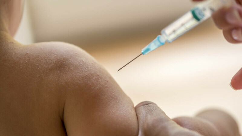 injectie vaccin copil