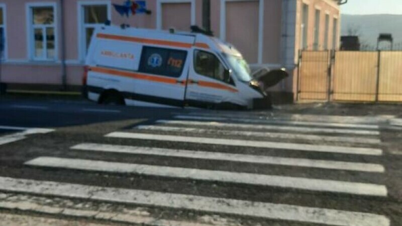 Ambulanţă implicată într-un accident pe DN 17