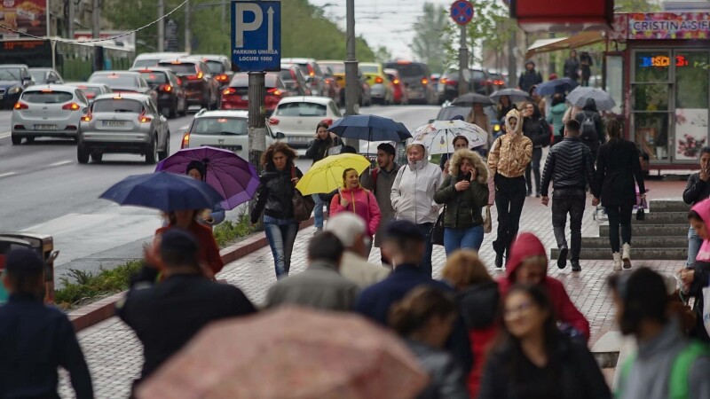 Oameni pe strada