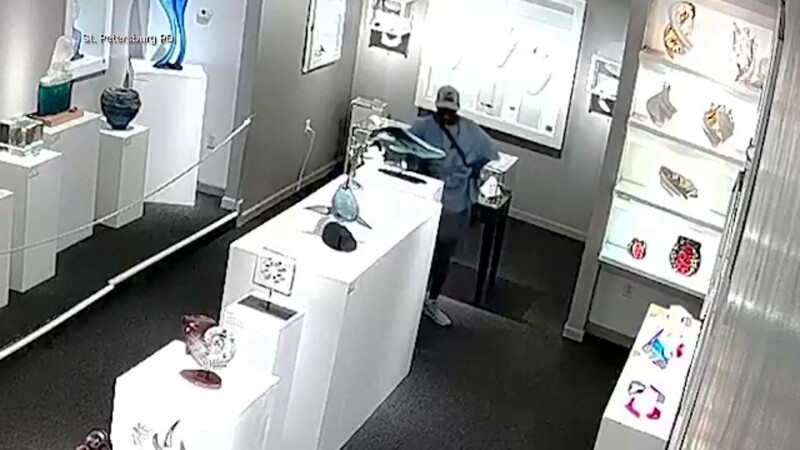 Polițiștii caută un hoț care a furat o sculptură, îndesând-o în pantaloni. A fost filmat în acțiune