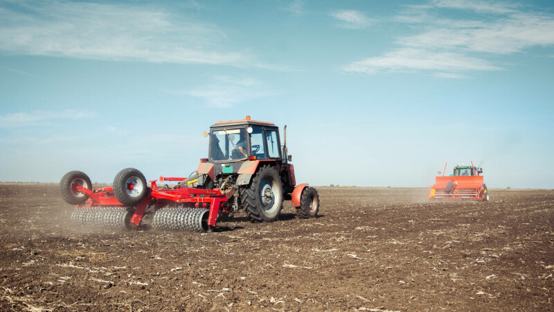 tractor pe camp, agricultura