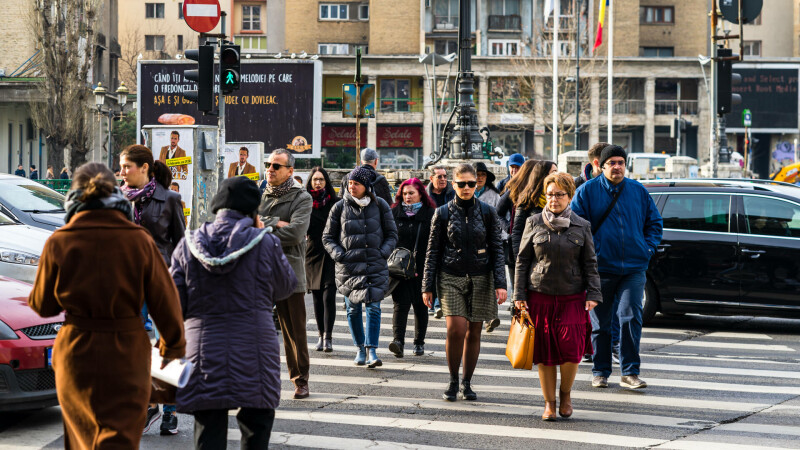oameni pe strada