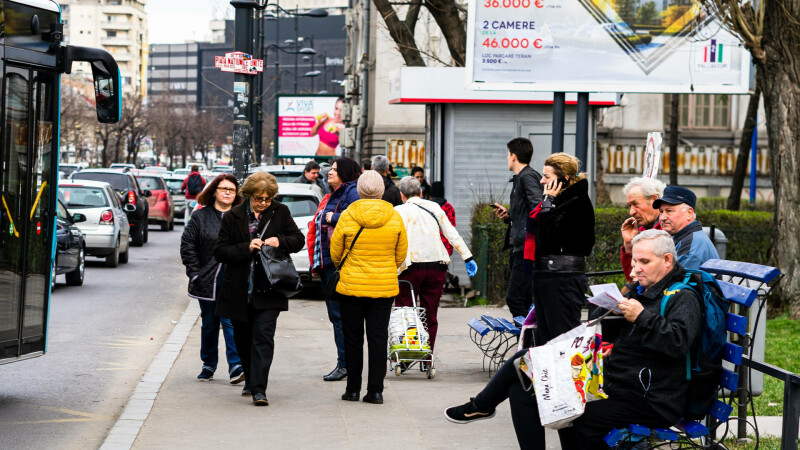 oameni pe strada