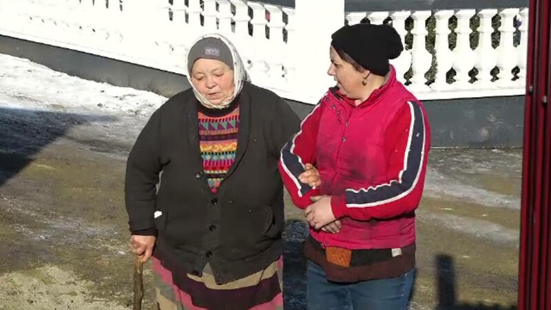 Familie ramasa pe drumuri