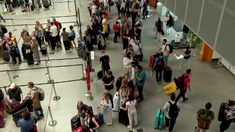 oameni in aeroport