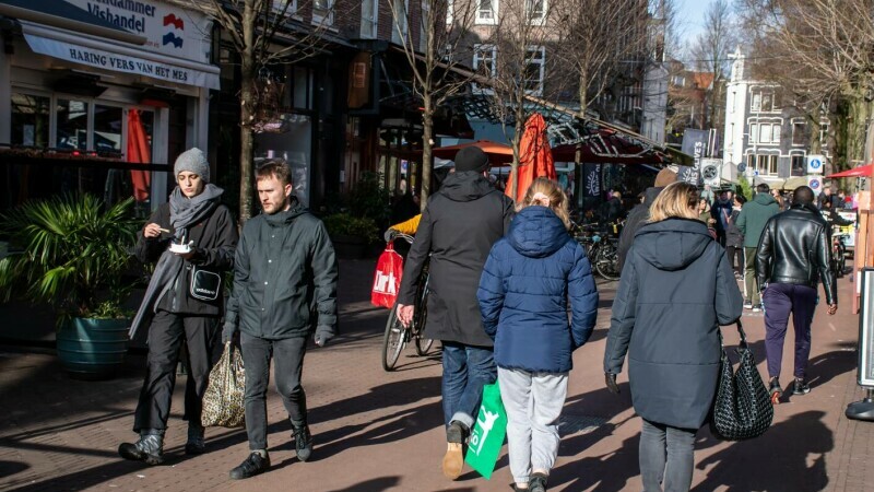 oameni pe strada olanda