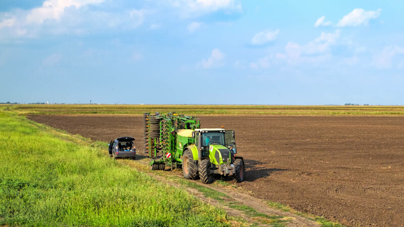 tractor pe camp, agricultura