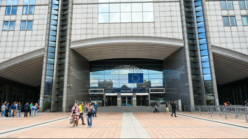 oameni pe strada, europa, steag ue