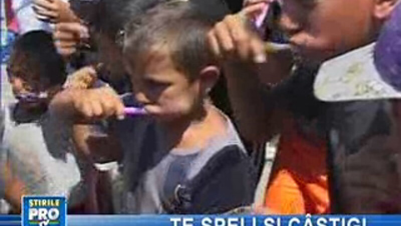 Spălatul pe dinţi, nefamiliar pentru copii romi din Alba