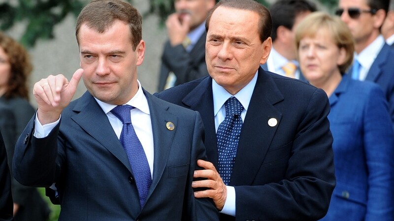 Medvedev, BEAT la summitul G8?! Berlusconi si Sarkozy nu-l lasa la greu!