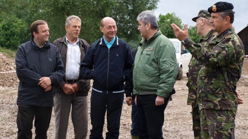 Traian Basescu la podul de la Dornesti