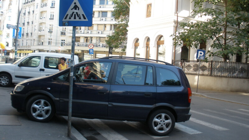 Parcare pe trecerea de pietoni