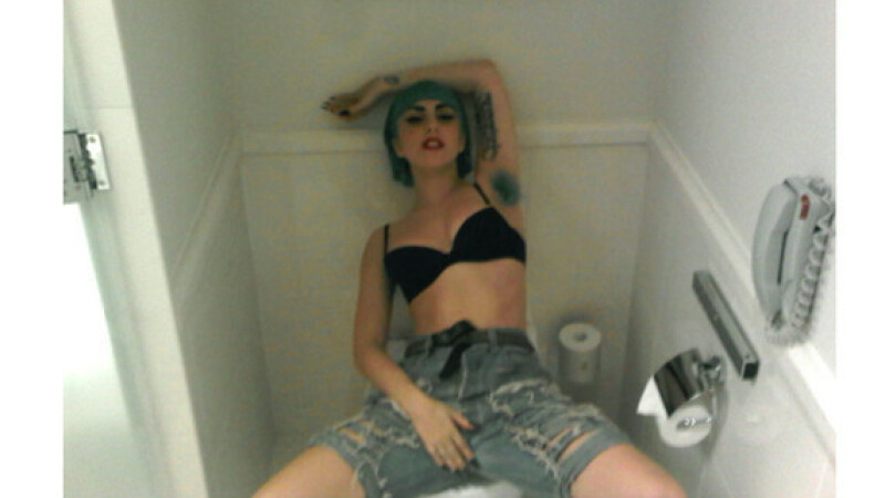 Lady Gaga pe wc