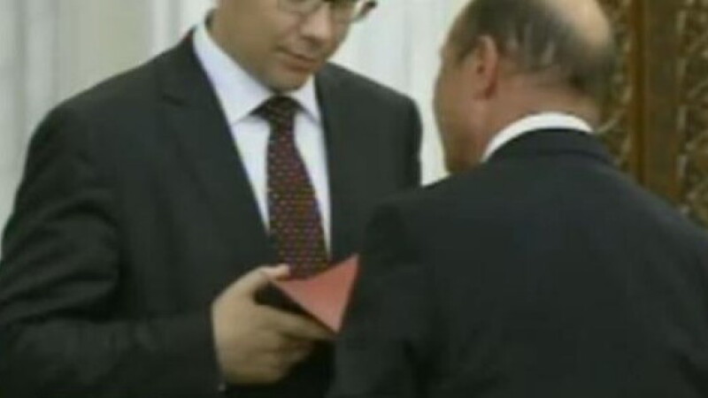 Ponta si Basescu cu dosarul, cover