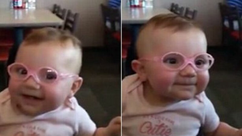 bebelus ochelari