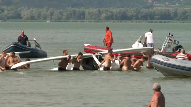 avion cazut in lacul Balaton, scos din apa de turisti