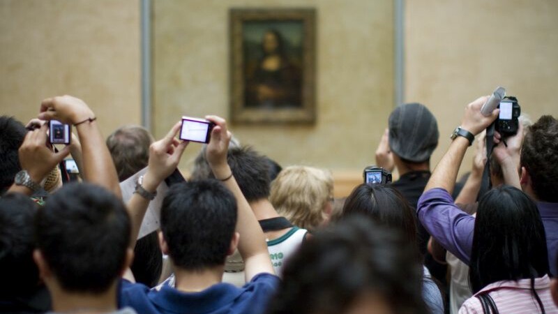 turisti in fata tabloului Mona Lisa