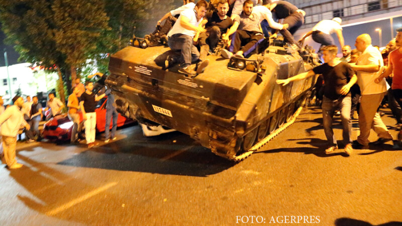 oameni suiti pe un tanc in Turcia