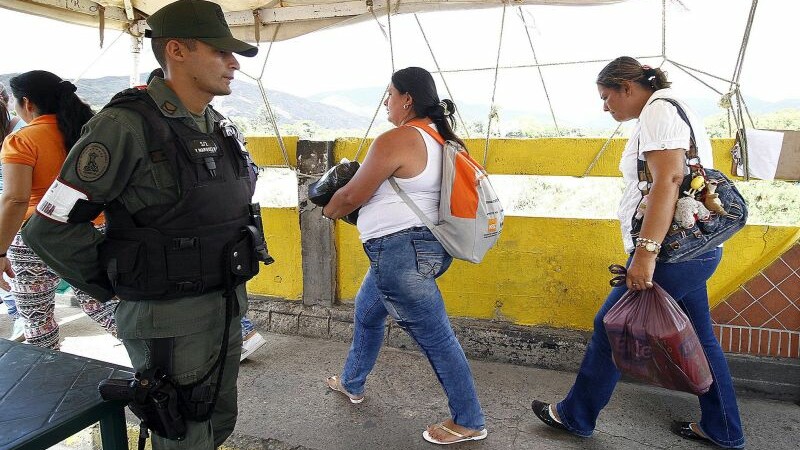 Criza din Venezuela: Soldatii pazesc rafturile magazinelor