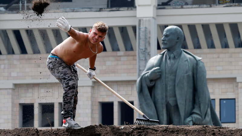 Pregatiri pentru CM de Fotbal din Rusia. Un muncitor lucreaza langa statuia lui Lenin de la stadionul Lujniki (Moscova)