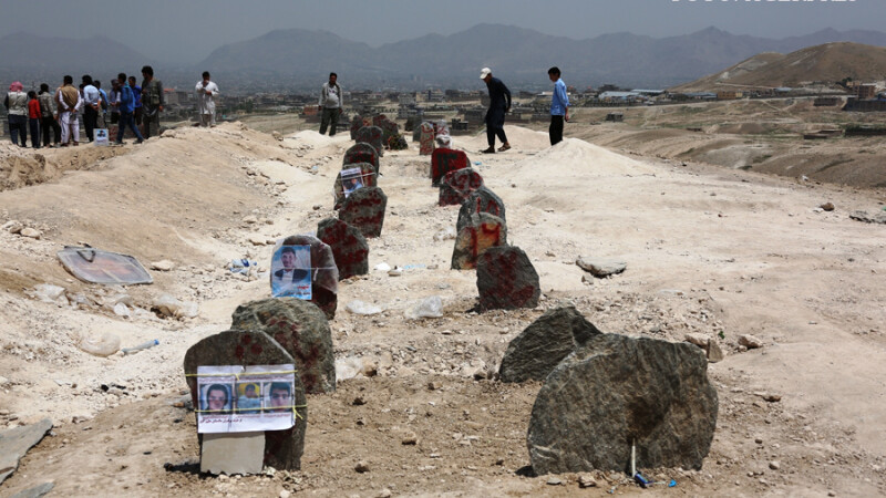Mormintele victimelor atentatului sinucigas din Kabul, care a facut cel putin 80 de morti