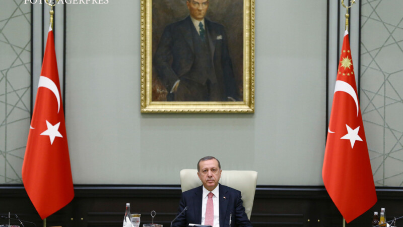 Recep Tayyip Erdogan, presedintele Turciei, sub portretul lui Ataturk