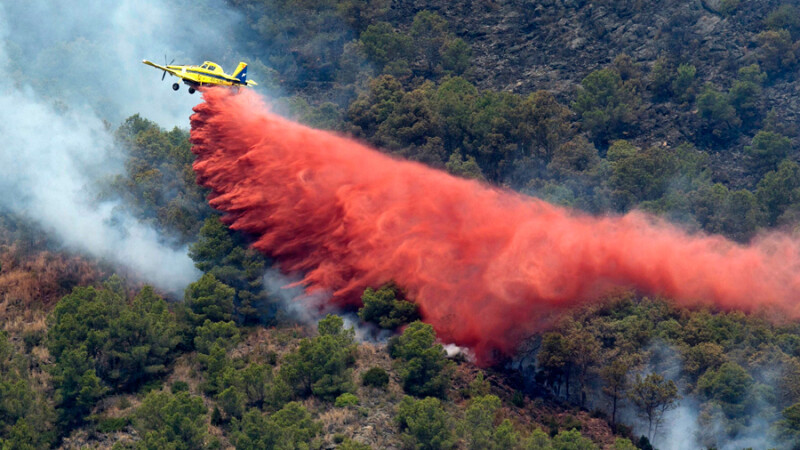 Un avion utilitar imprastie pulbere in cadrul operatiunilor de stingere a incendiilor de vegetatie izbucnite in nord-estul Spaniei