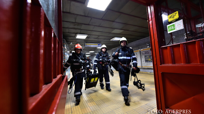O echipa de pompieri actioneaza la statia de metrou Piata Victoriei, unde circulatia trenurilor este intrerupta, deoarece s-a sesizat o degajare de fum in tunel.