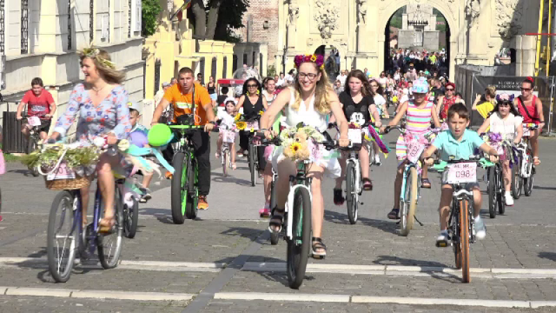 Motivul pentru care sute de femei din Alba Iulia și-au împodobit bicicletele cu flori