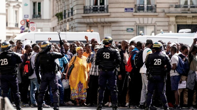 Protest al „vestelor negre” la Panteonul din Paris. Ce nemulțumiri au protestatarii. - 3