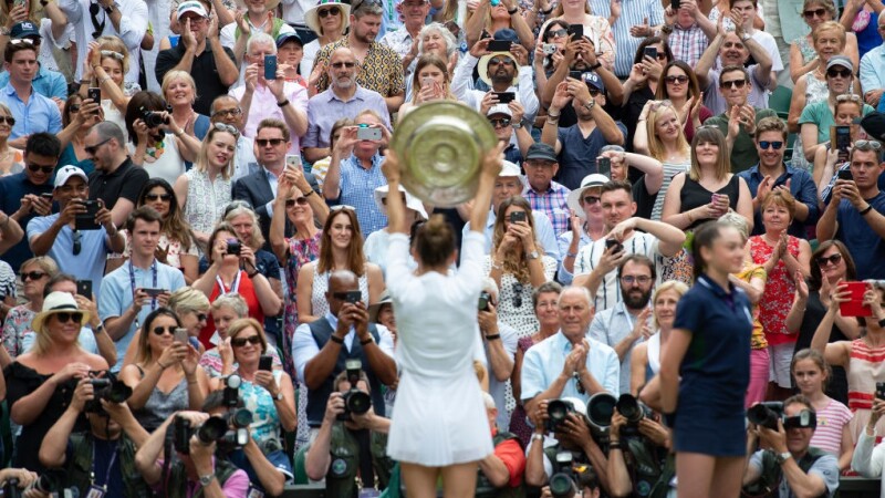 Simona Halep cu trofeul de la Wimbledon 2019