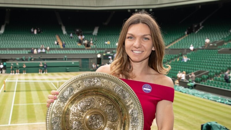 Simona Halep, noi imagini cu trofeul primit la Wimbledon. „Cu noul meu prieten” - 2