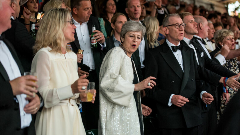 Theresa May, surprinsă din nou dansând pe muzica formației Abba - 1
