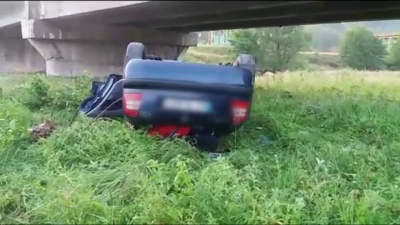 Masina cazuta de pe pod
