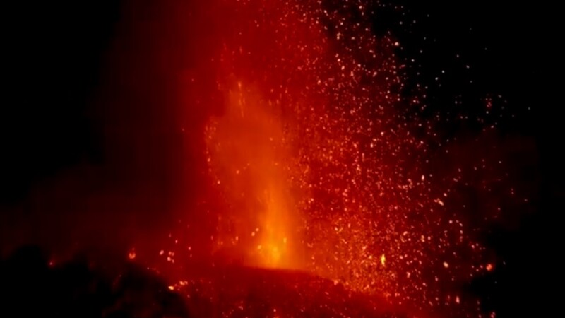 Momentul în care vulcanul Etna erupe din nou