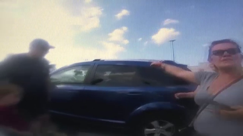 O mamă şi-a încuiat din greşeală fetiţele în maşină, într-o zi caniculară