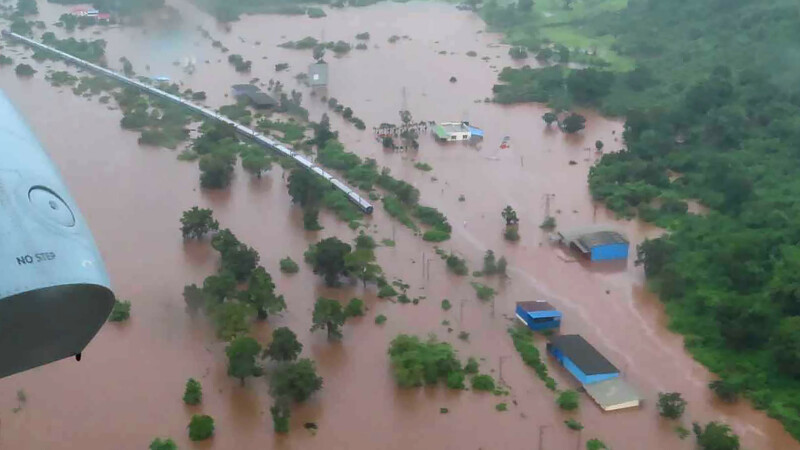 Inundații în India. 700 de pasageri blocați într-un tren, salvați cu elicopterul - 2