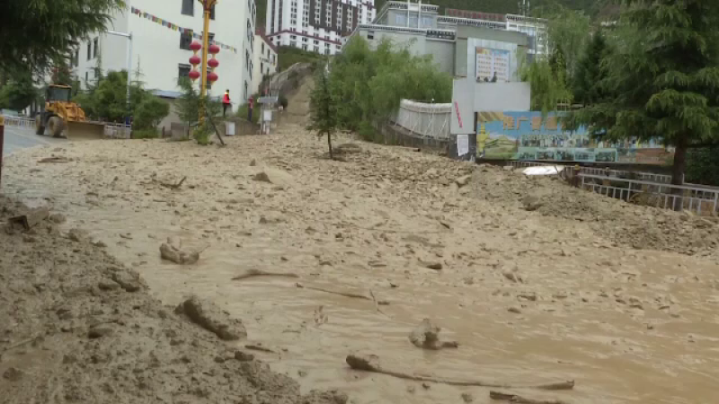 Inundaţii şi alunecări de teren catastrofale, în China