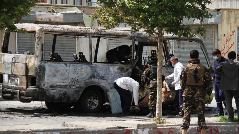 Un autobuz de pasageri a sărit în aer, în urma impactului cu o bombă. Zeci de morți în Afganistan