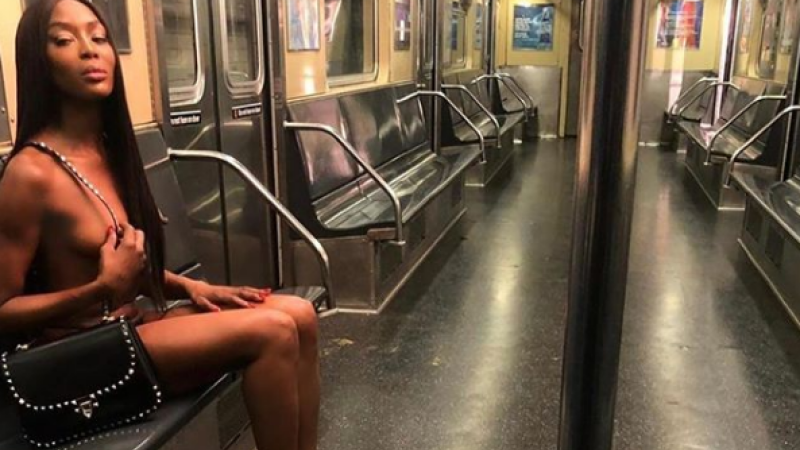 Naomi Campbell, ședință foto nud la metroul din New York. GALERIE FOTO