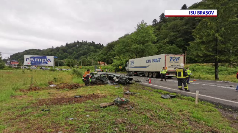 Accident grav între două mașini și un TIR, în județul Brașov. Un autoturism, complet distrus