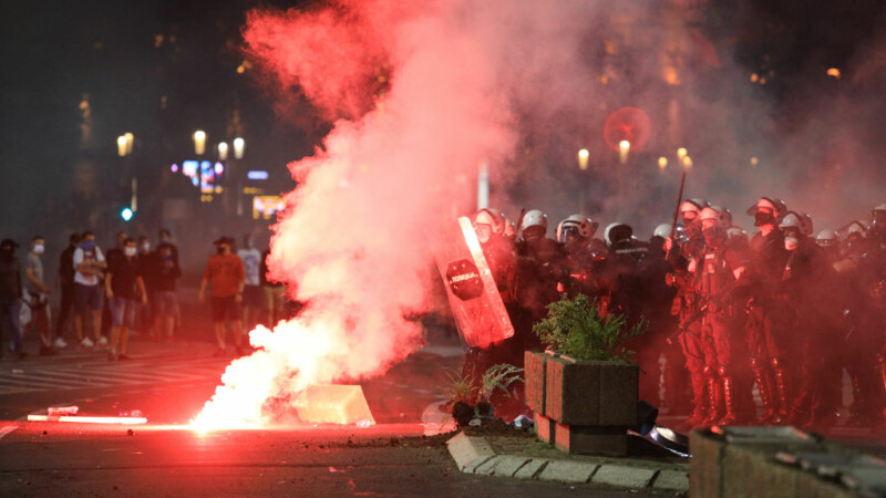 Proteste de amploare în Serbia, după ce s-a anunțat revenirea la starea de urgență