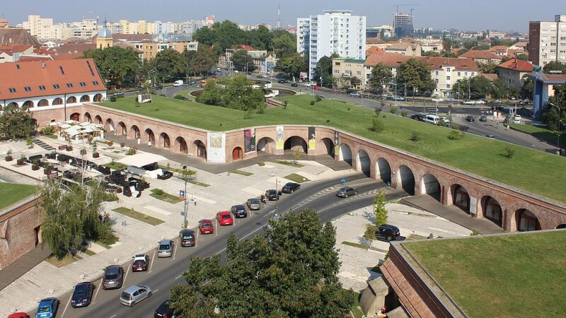 Film pentru adulți, la un chioșc pentru informarea turiștilor din Timișoara