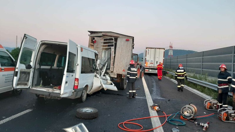 Accident grav pe A1. O femeie a murit, iar soțul și cei 3 copii au fost răniți. GALERIE FOTO - 1