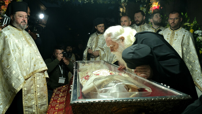 PS Calinic Botosaneanu, episcop vicar, se inchina la racla cu moastele Sfintei Cuvioase Parascheva