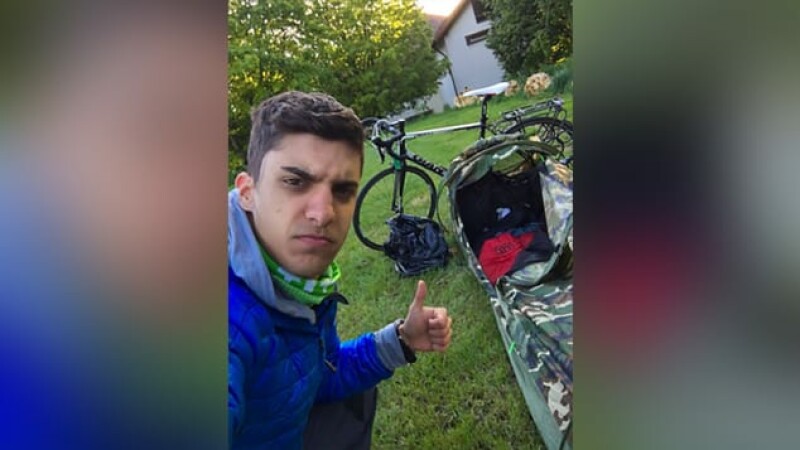 Tânărul care a mers 3.500 de kilometri cu bicicleta pentru a se întoarce acasă în timpul pandemiei. Cât a durat călătoria