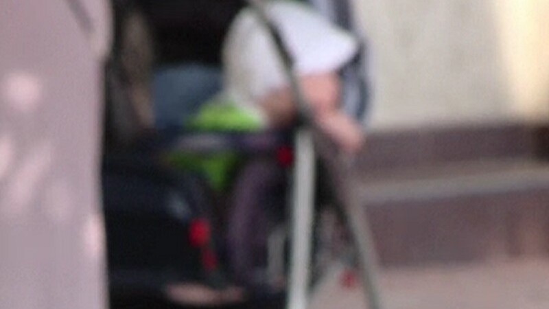 Băiețel de un an, abandonat în căruţ în faţa unui magazin din Constanța. A fost găsit după miezul nopții
