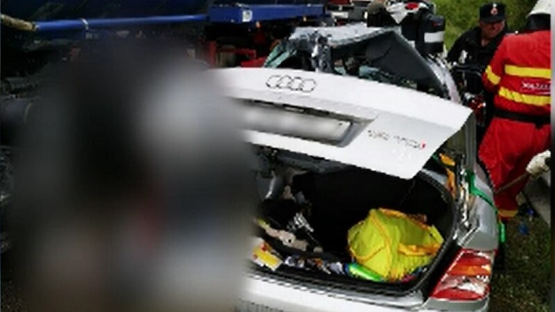 Audi transformat într-un morman de fiare după ce a fost lovită de un TIR, în pasul Tihuța