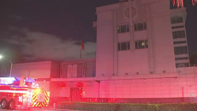 SUA a închis consulatul chinez din Houston. Oficialii chinezi au ars documente în clădire
