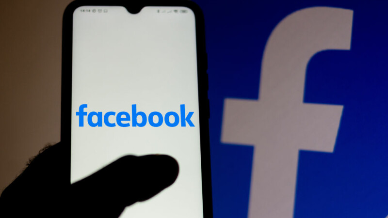 Facebook permite utilizatorilor să transmită în direct un apel video cu până la 50 de persoane